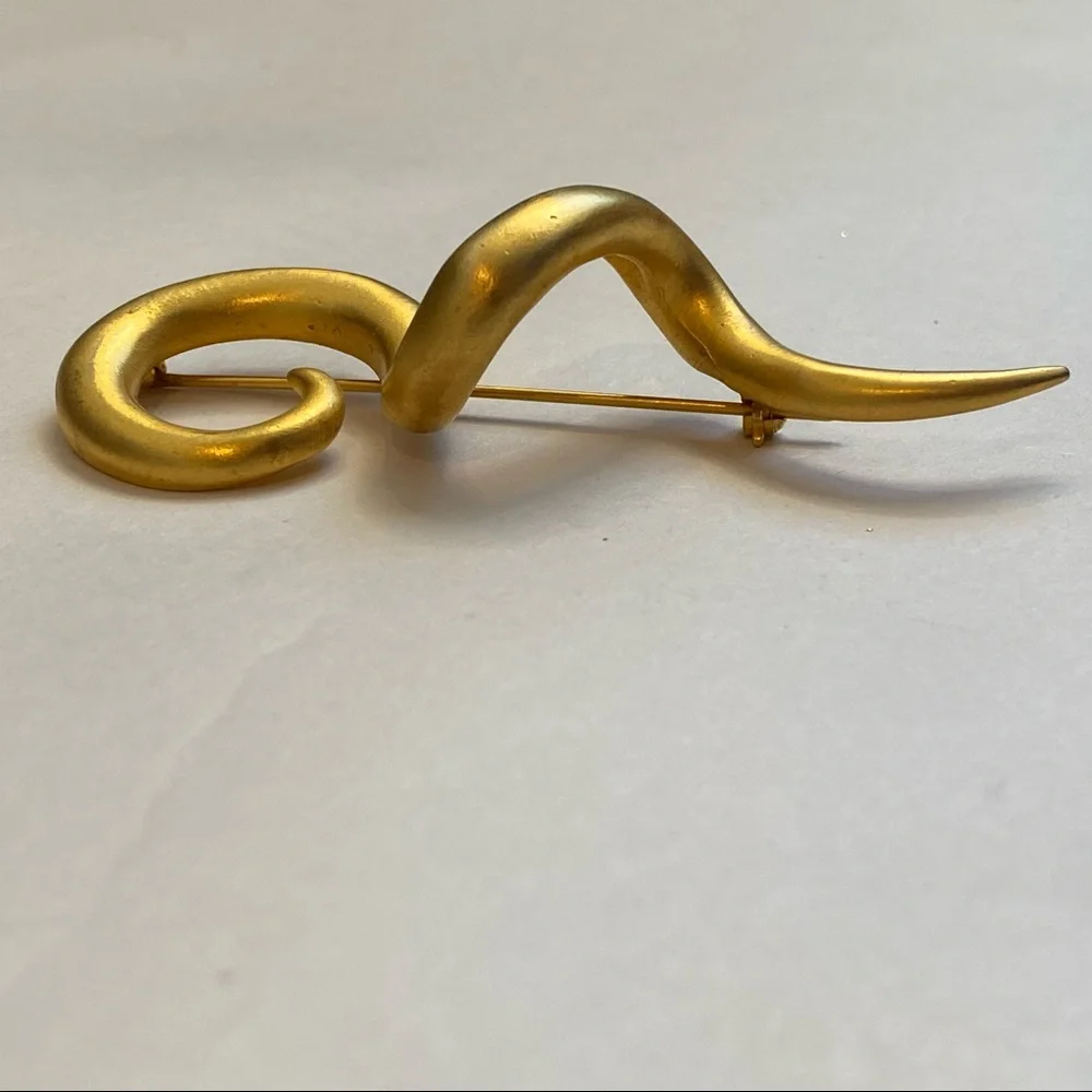 Vintage matte gold toned‎ swirl statement piece jewelry lapel pin brooch